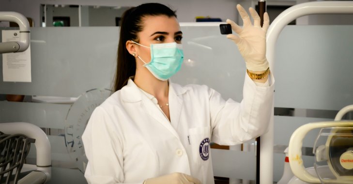 Žena analizira rezultate u laboratoriju