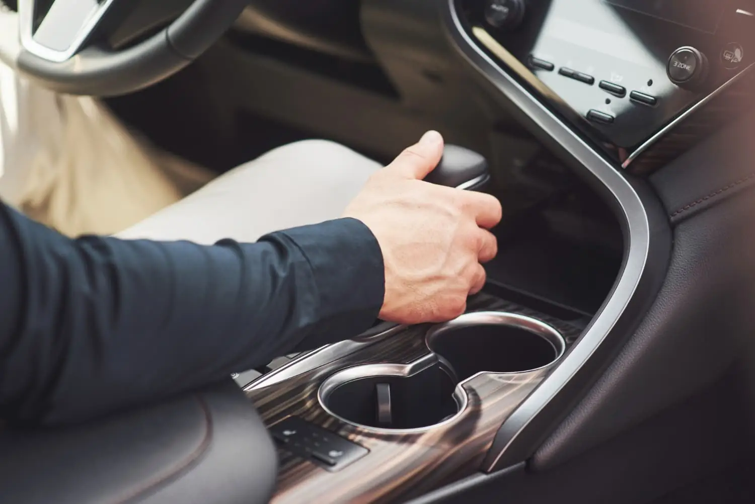 Ruka drži zupčanik automobila